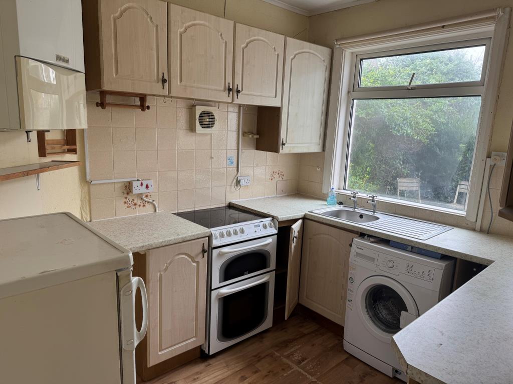 Lot: 53 - FREEHOLD DETACHED CHALET STYLE HOUSE FOR IMPROVEMENT - The Kitchen